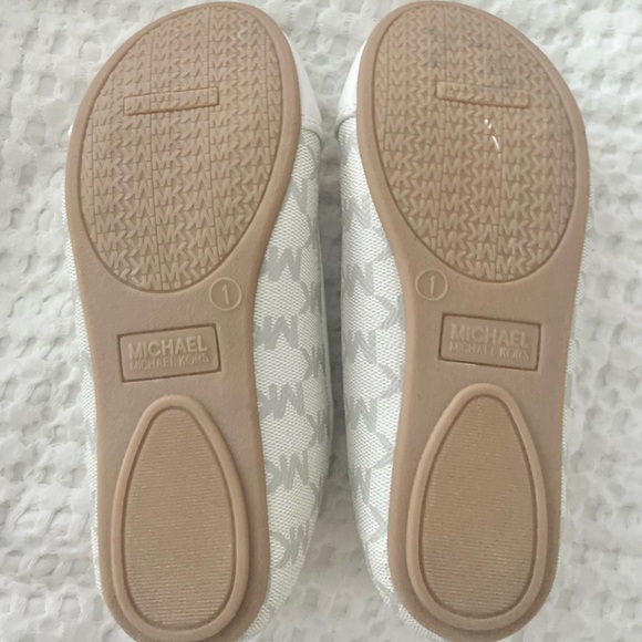 Michael Kors Girl’s ballerina signature flats, shoes size 1 - Picture 3 of 3